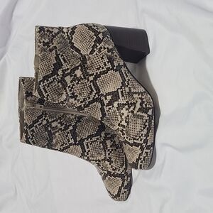 Bella Vita Square Point Snake Print Size 7